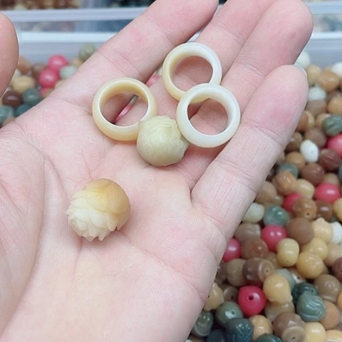 王***妃吊坠白玉菩提雕刻混5颗