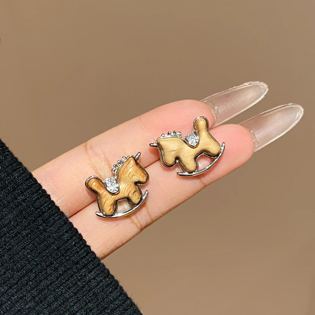 铜合金木质耳饰   精致设计小众设计款可爱小木马耳钉A3759