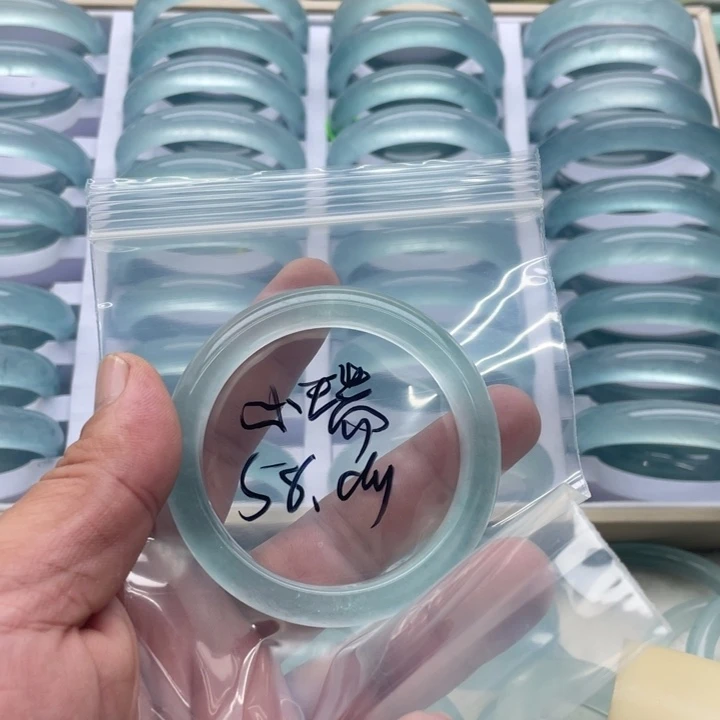 小***瑞未镶嵌手镯石英质玉