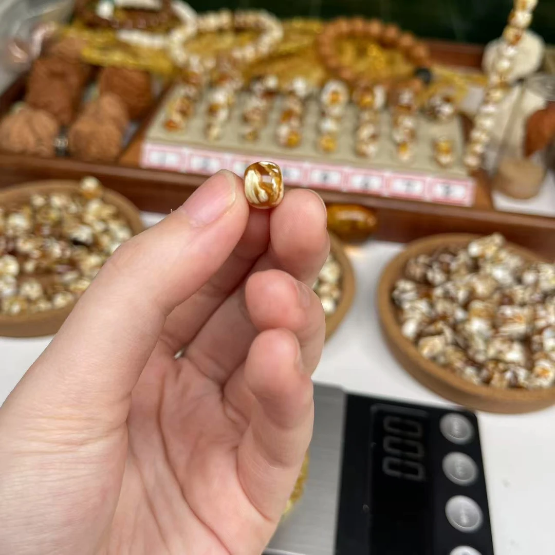 沁色蜜蜡白花老邢一物一图尺寸9.1mm乘7.4mm搭配手串好看9153号