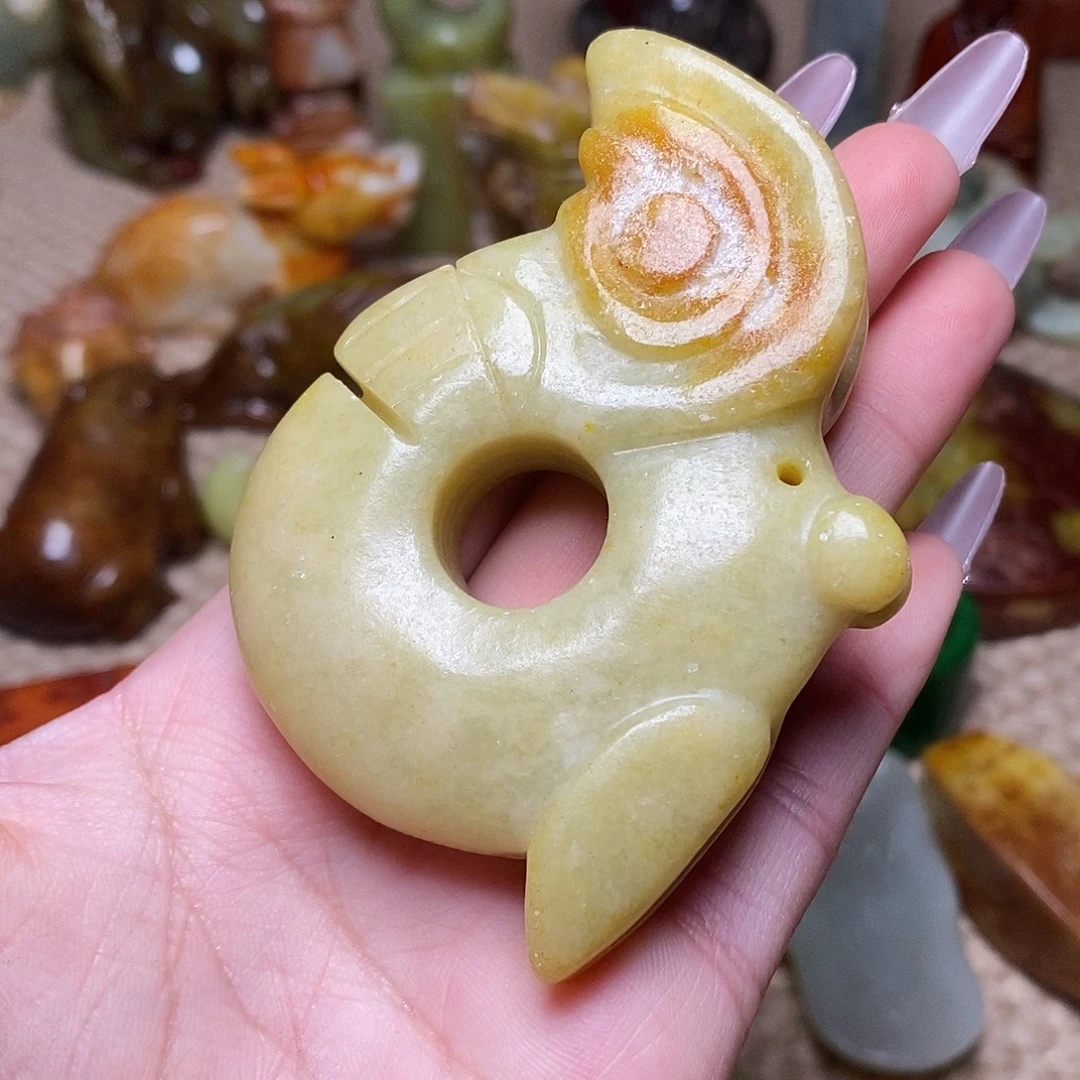 蛇纹石玉足铂镶嵌颈饰