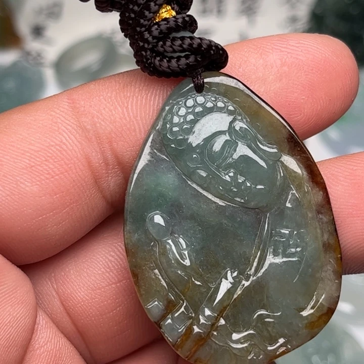 翡翠未镶嵌颈饰佛观天下