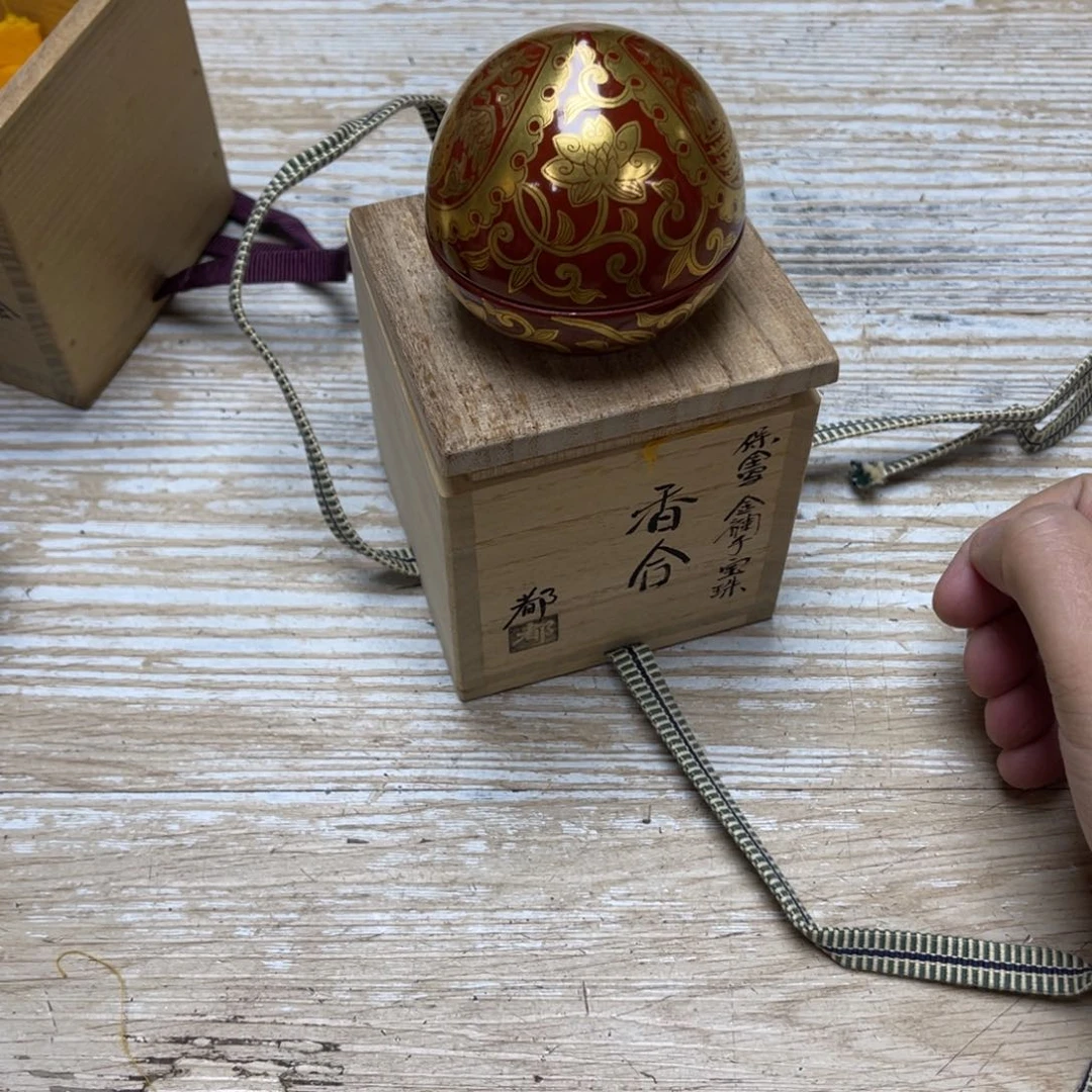 瓷片克*密密麻麻地排列着一个