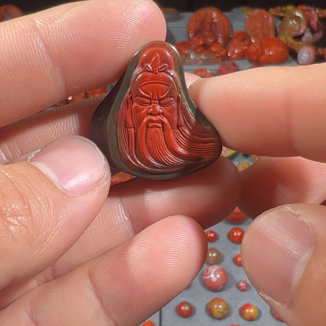 南红玛瑙未镶嵌雕刻关公