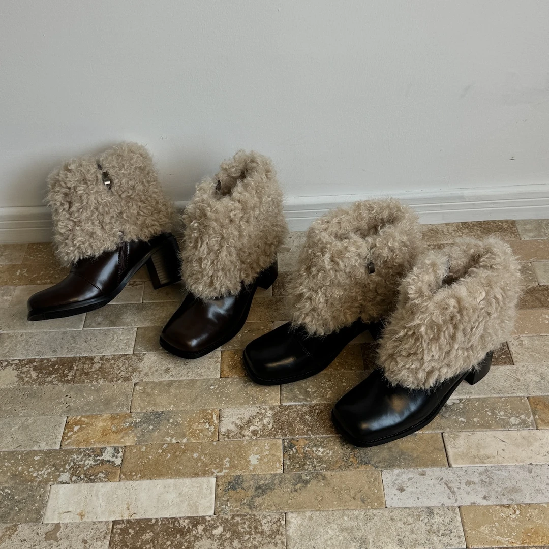 六也「雪国艺术生」复古洋气方头粗跟温暖侧拉链毛毛短靴女 L1197