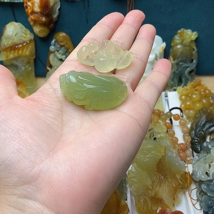 蛇纹石玉未镶嵌颈饰