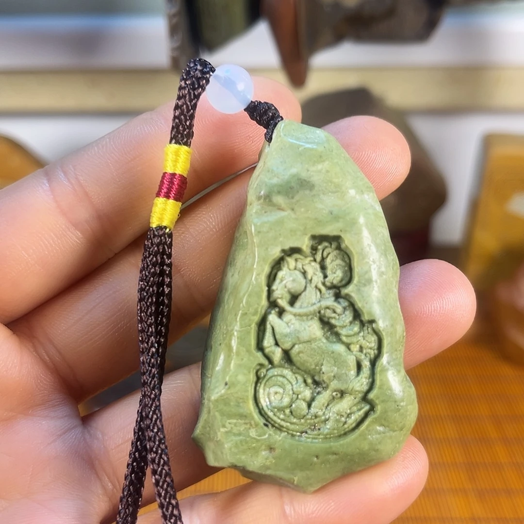 新疆原石雕刻手把件