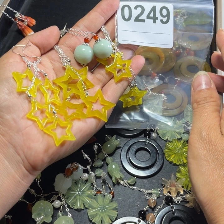 荣***店蛇纹石玉合金耳饰