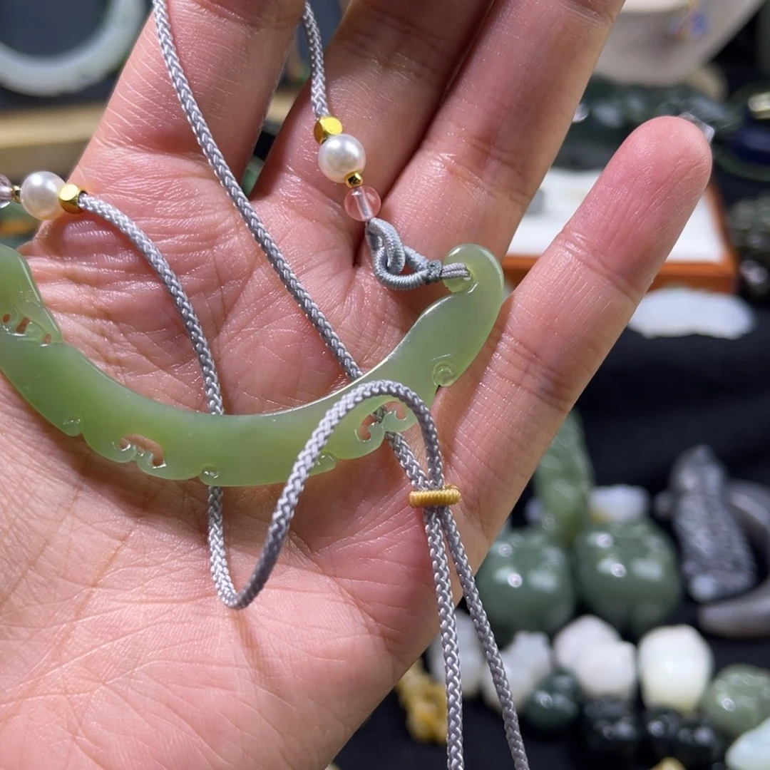 听***儿和田玉未镶嵌颈饰