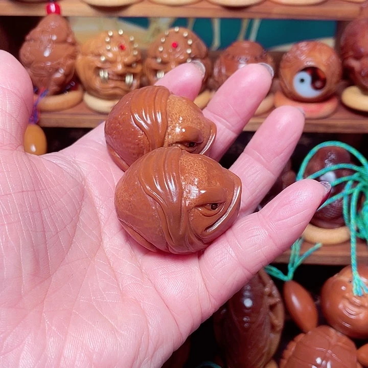 吊坠橄榄核吞金兽一对