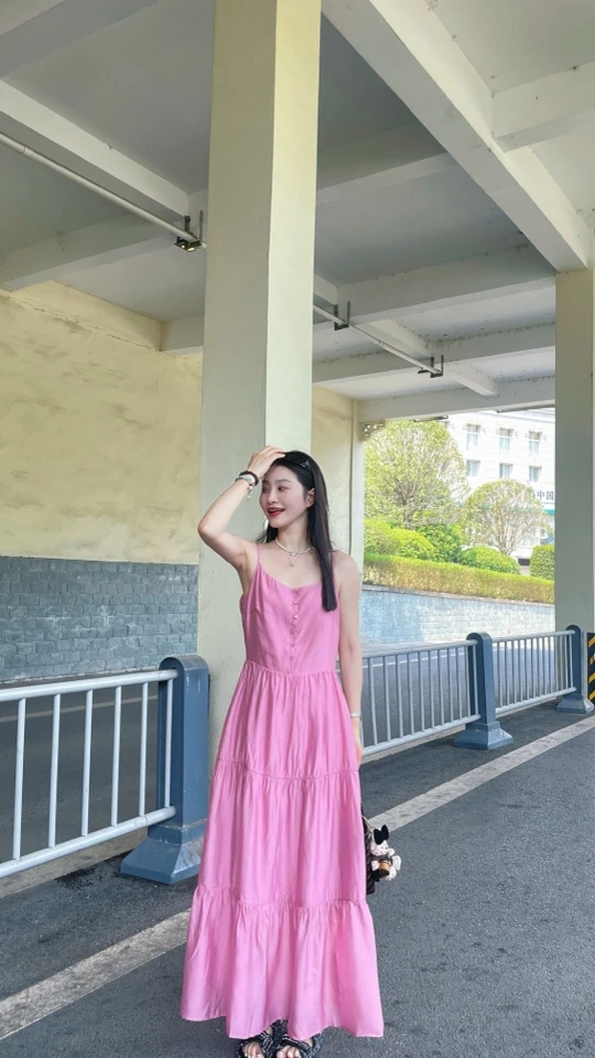 新款粉色法式度假单排扣收腰吊带连衣裙