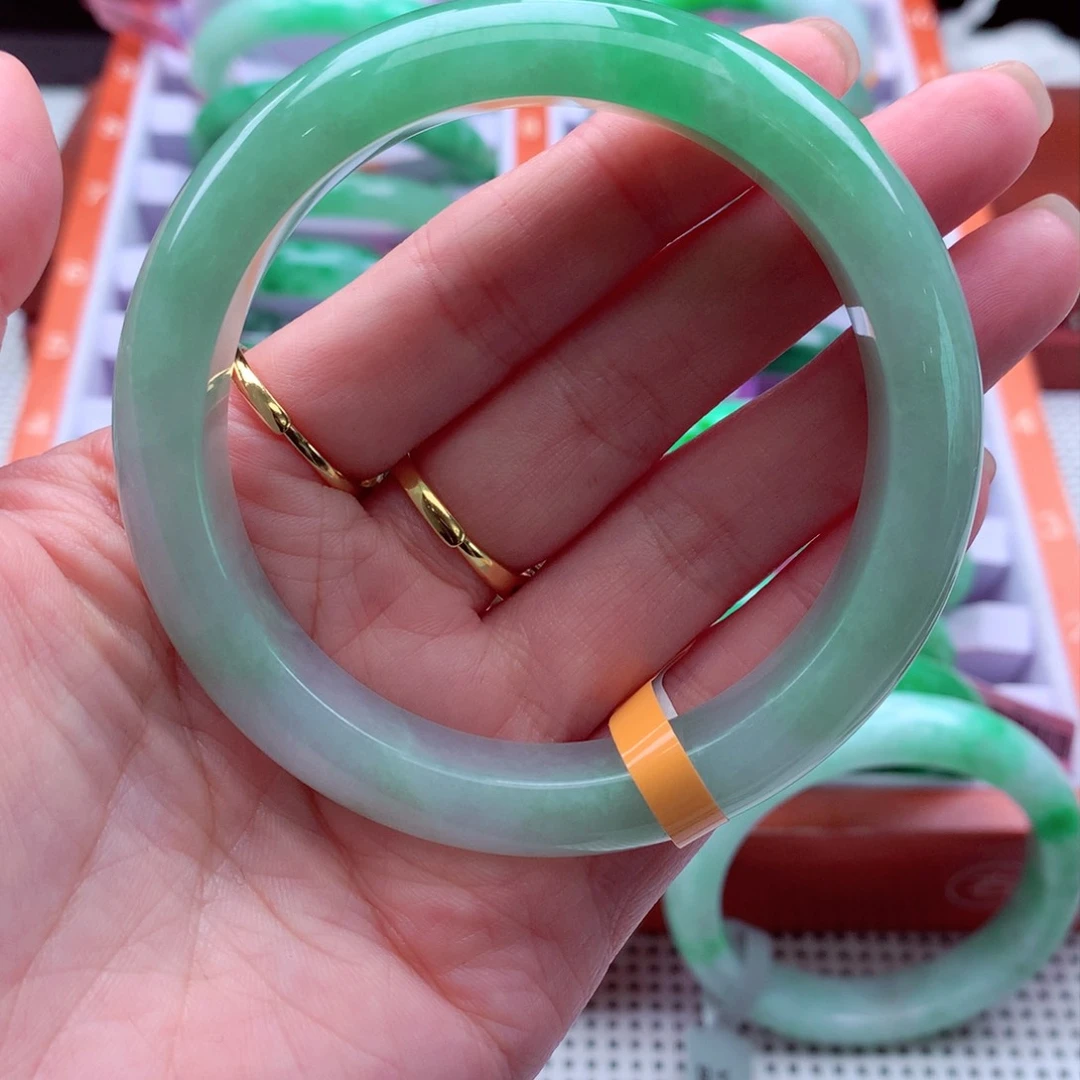 翡翠手镯未镶嵌翡翠