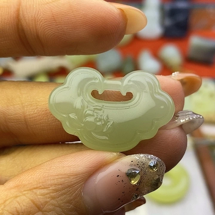 娇****和田玉未镶嵌颈饰