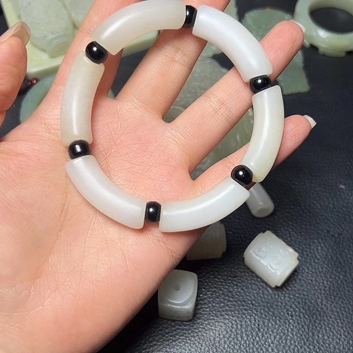 楼***楼和田玉未镶嵌颈饰