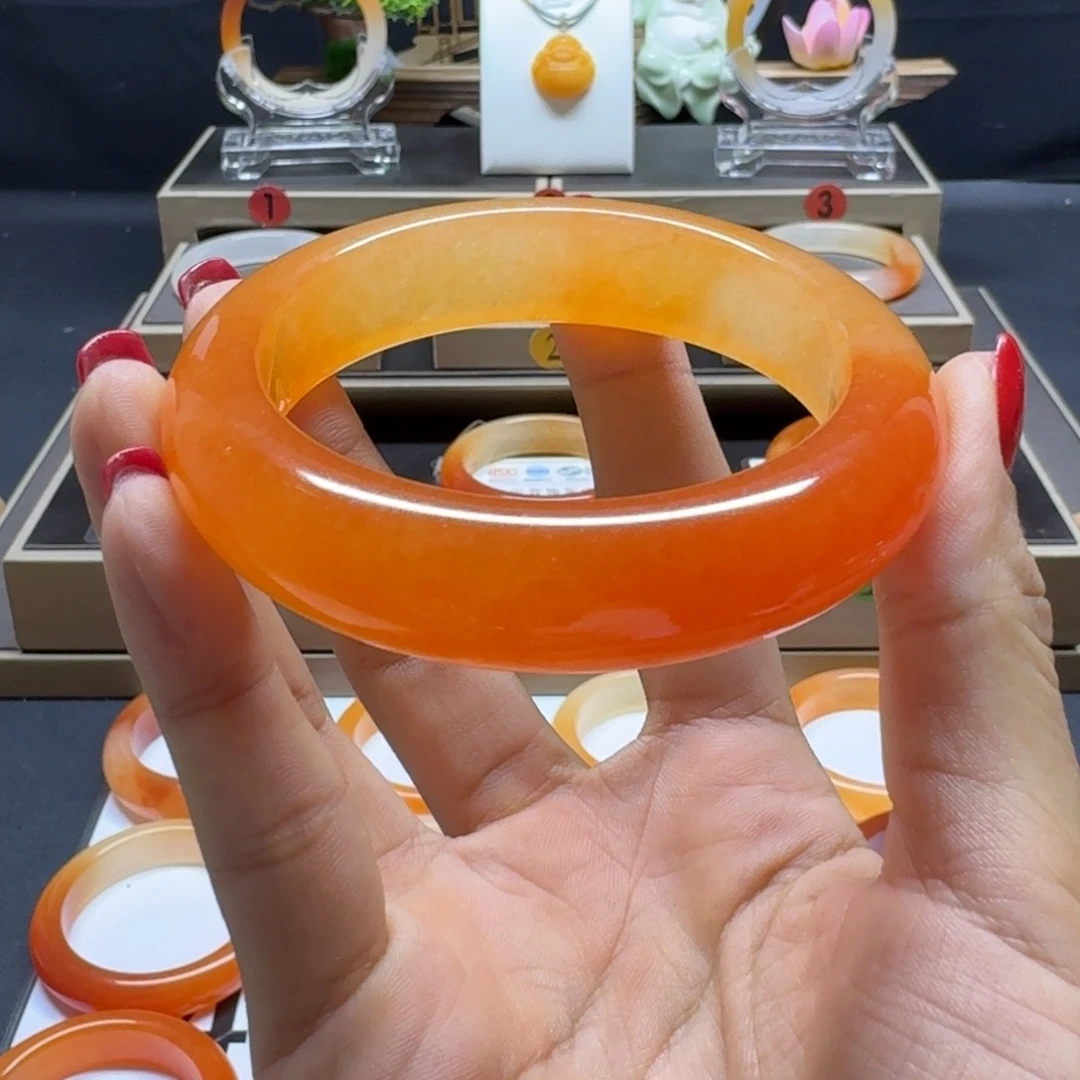 芸***姐石英质玉（黄龙玉）未镶嵌手镯