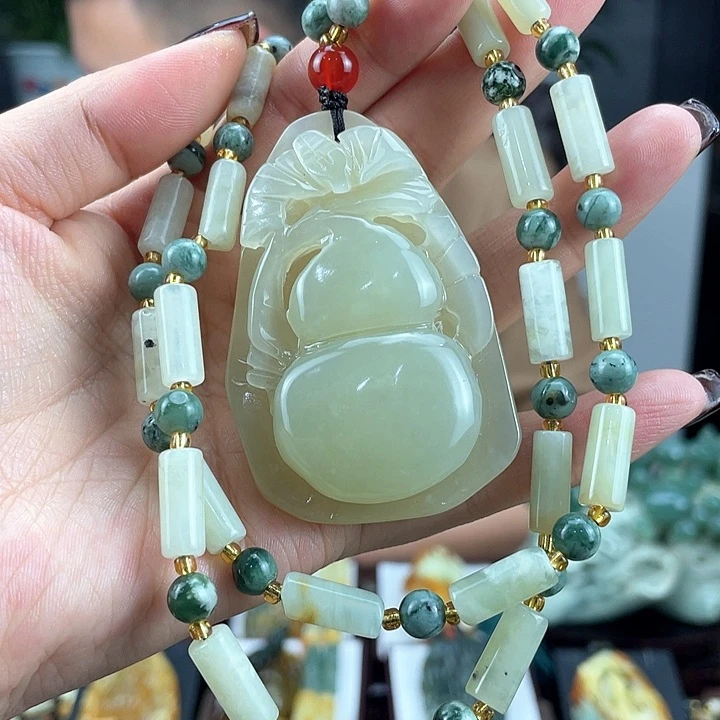 蛇纹石玉颈饰未镶嵌