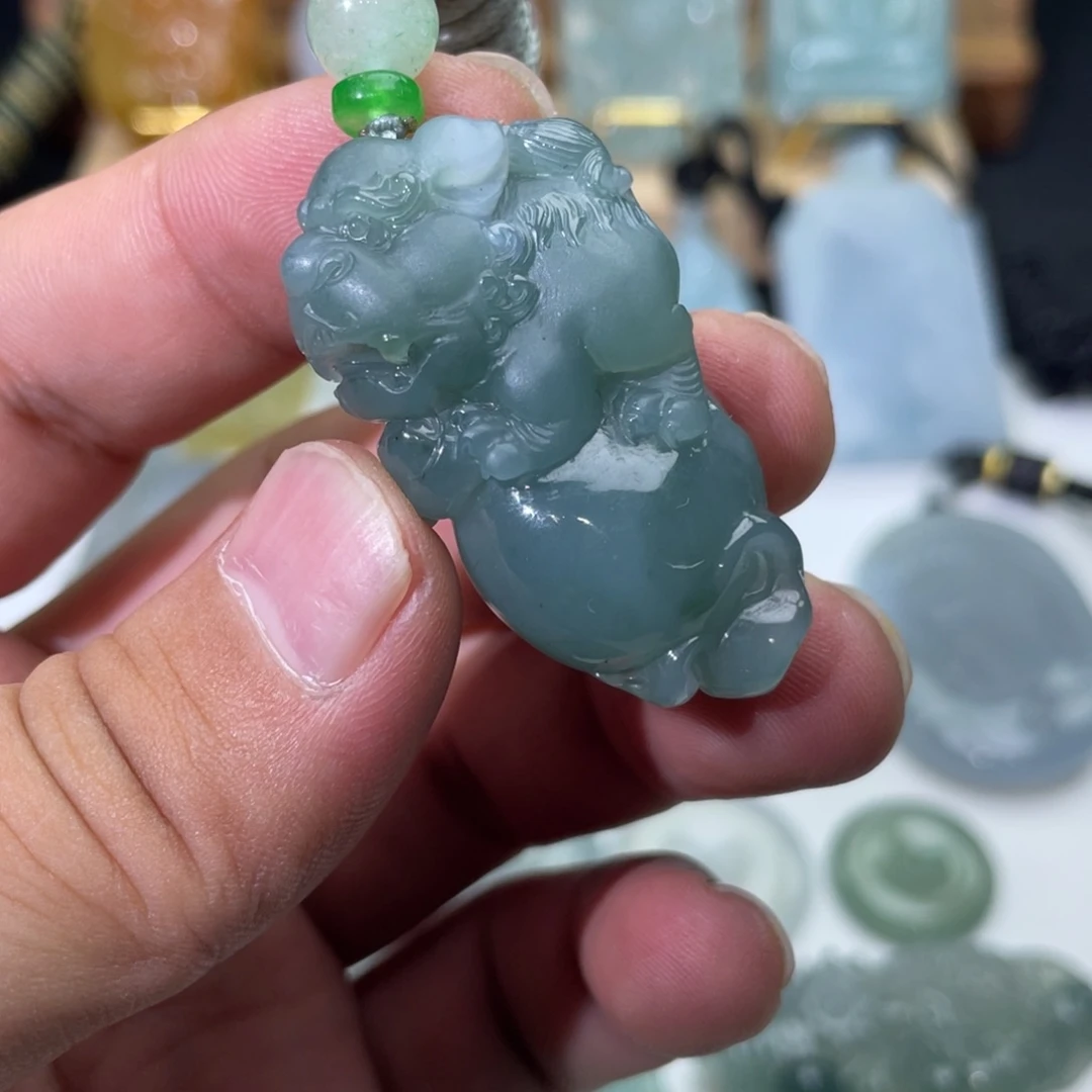 翡翠未镶嵌颈饰金狮抱绣球