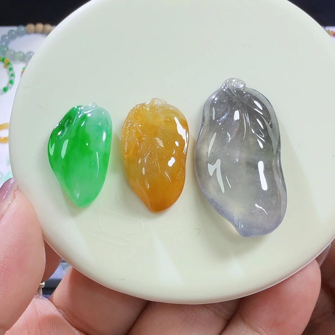 翡翠未镶嵌颈饰多样性发其一