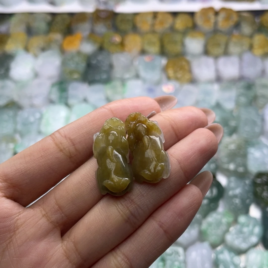 翡翠未镶嵌颈饰貔貅