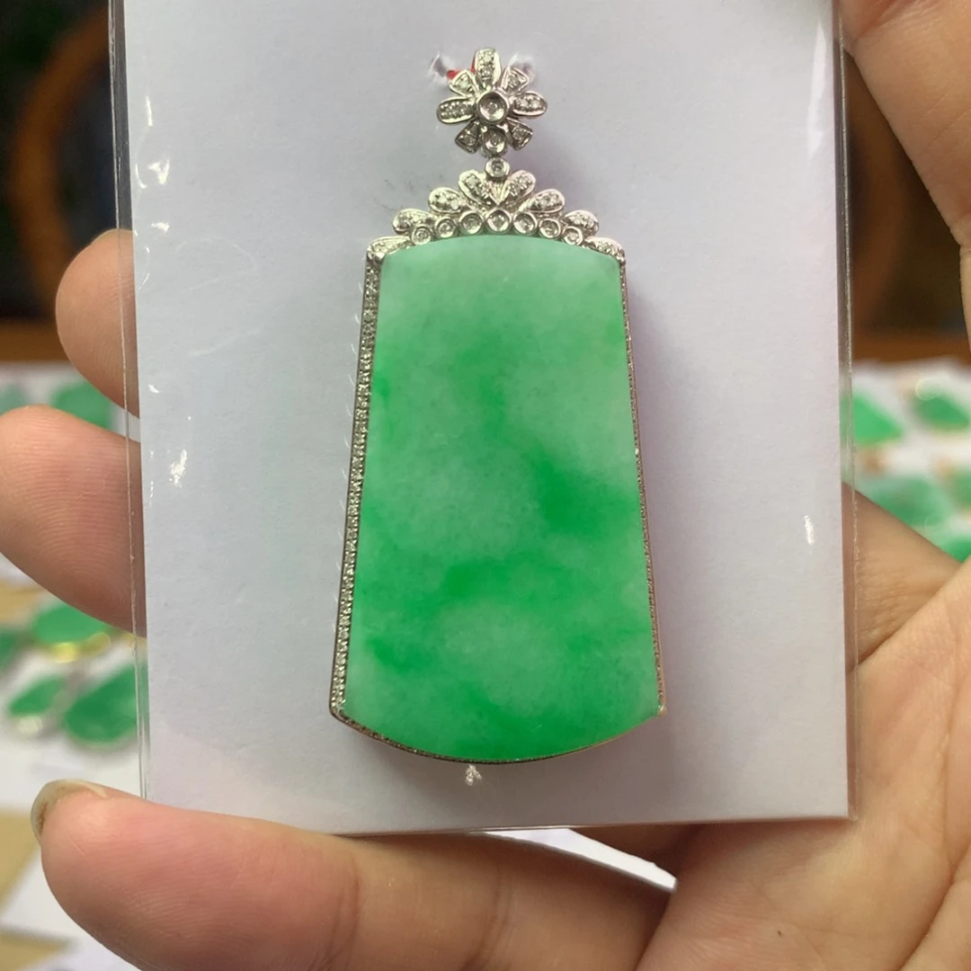 翡翠18K金镶嵌颈饰翡翠首饰