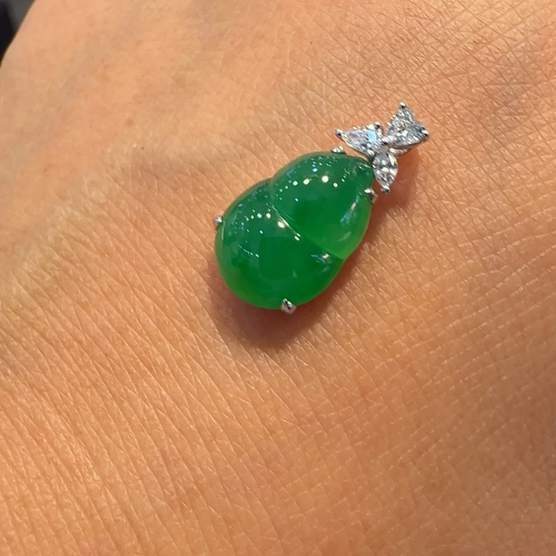 颈饰18K金镶嵌翡翠葫芦