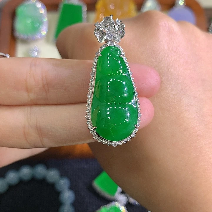 翡翠18K金镶嵌颈饰豆子