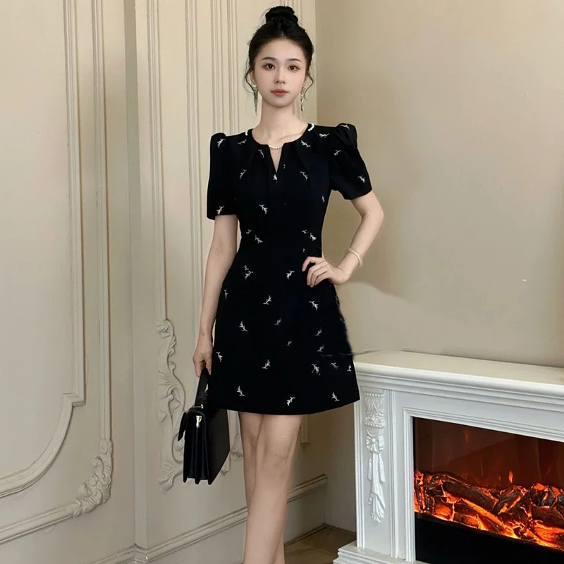 法式高定赫本风刺绣短袖连衣裙女显瘦显高小个子黑色圆领a字短裙