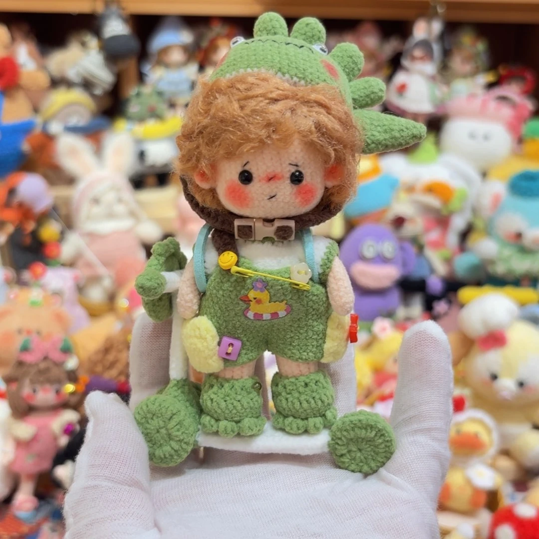 针织品做摆件的小男孩