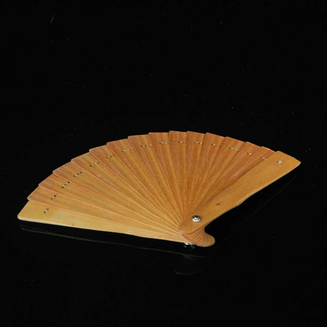 5418 印度迈索尔老山檀香扇（小） /  14.34g