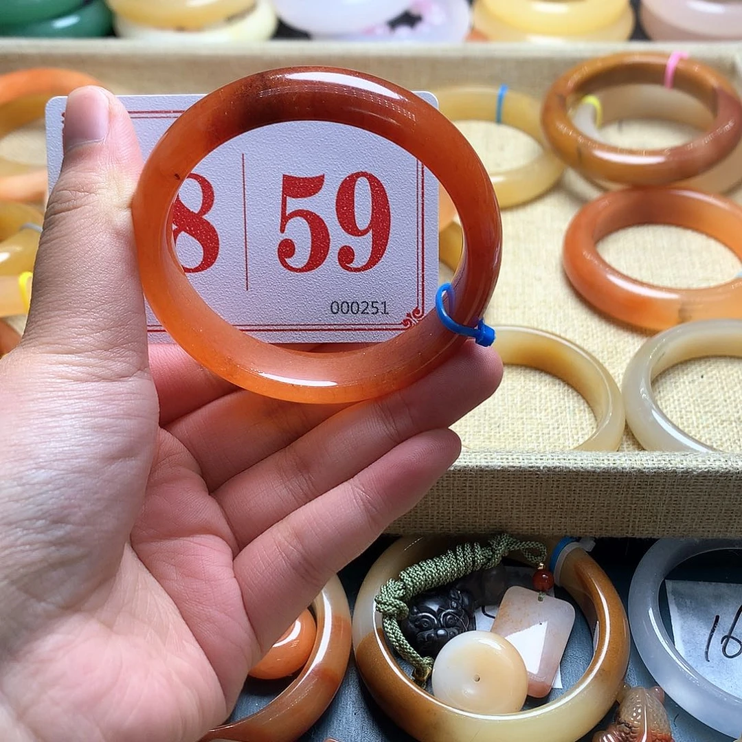 未镶嵌石英质玉（黄龙玉）手镯