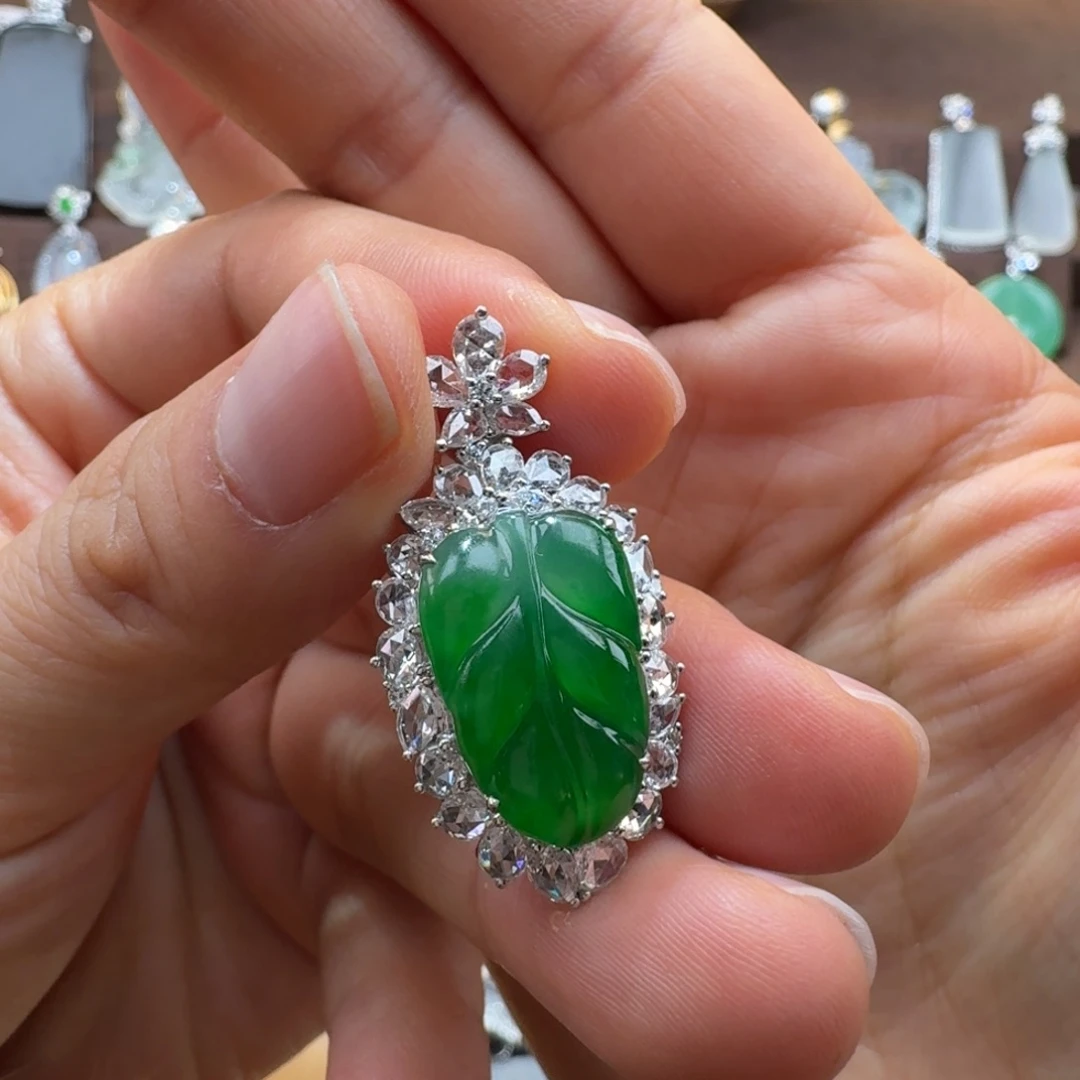 翡翠18K金镶嵌颈饰高冰浓阳绿叶子吊坠