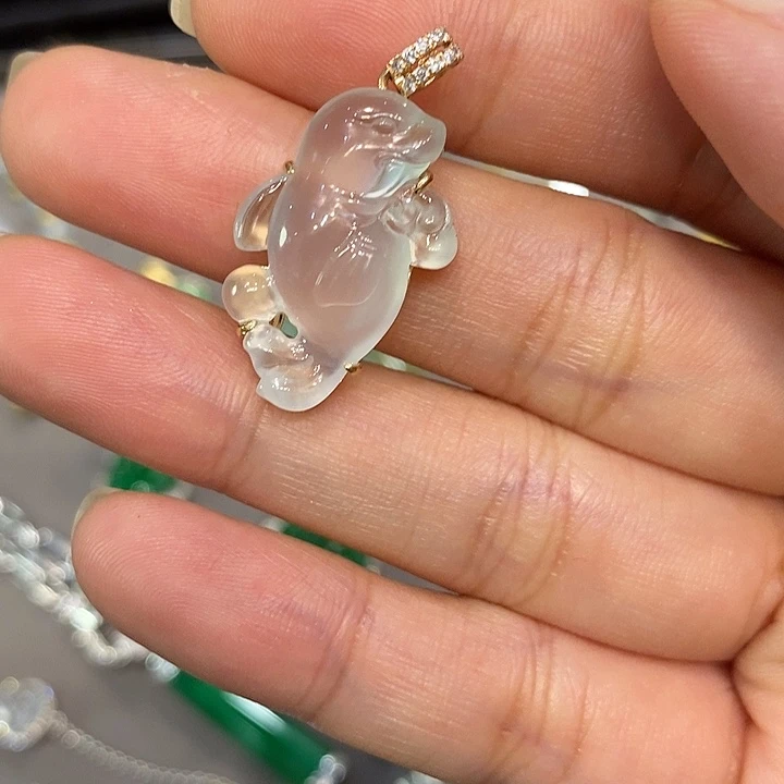 翡翠18K金镶嵌颈饰冰海豚吊坠