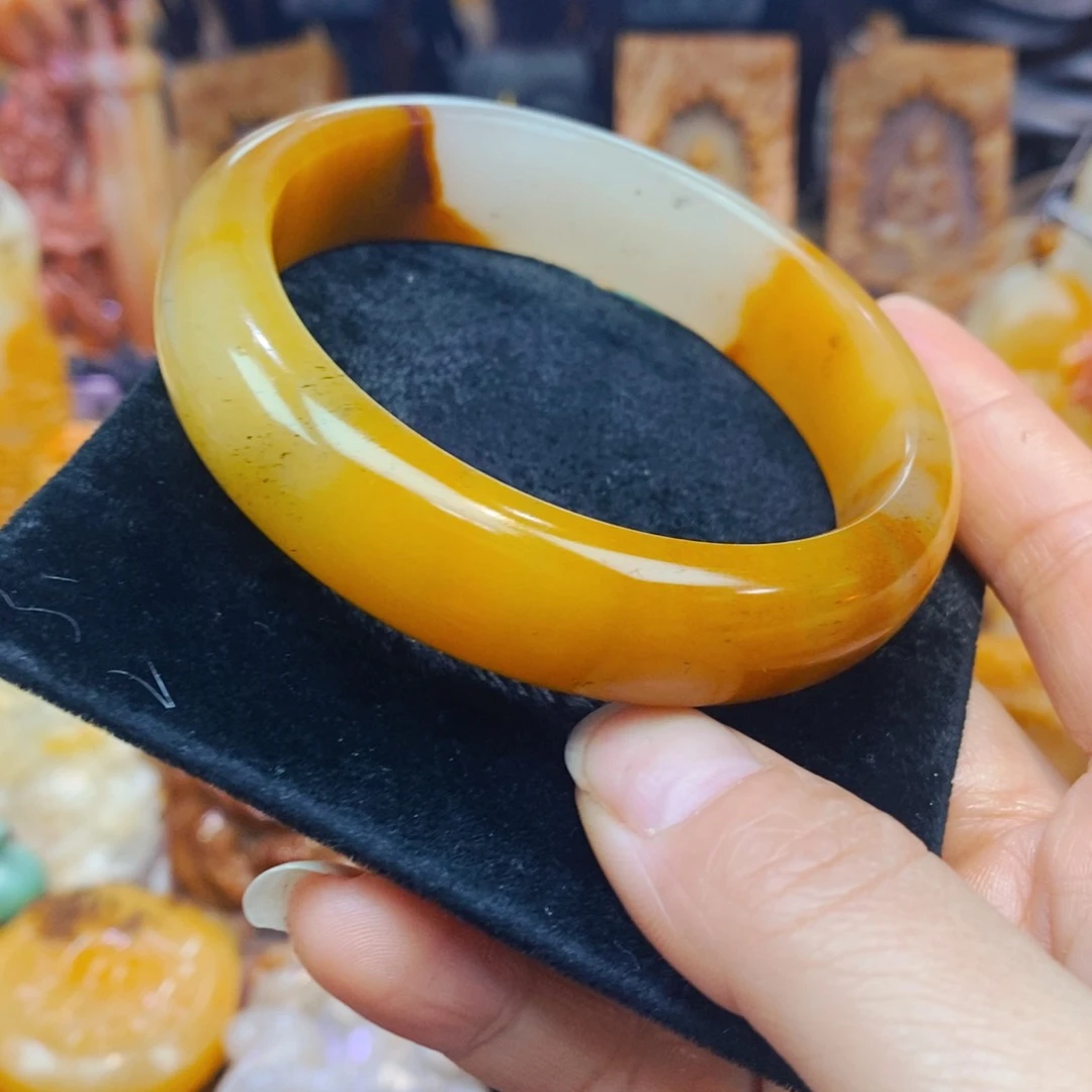 未镶嵌石英质玉（黄龙玉）颈饰