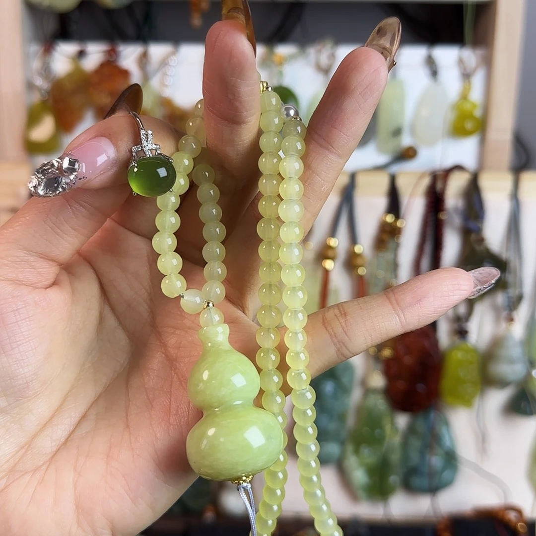 小***贝蛇纹石玉未镶嵌颈饰