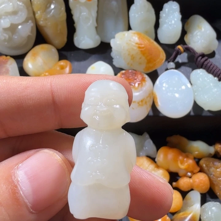 琅***馆和田玉未镶嵌颈饰