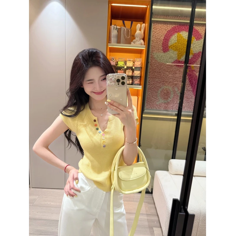 韩版彩色纽扣V领小香风针织衫女2025夏新款减龄时尚别致显瘦上衣