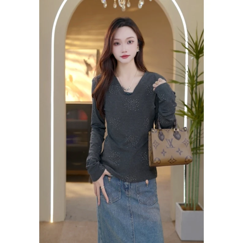 C002 轻奢重工烫钻气质纯色长袖T恤打底衫高级感V领修身显瘦女