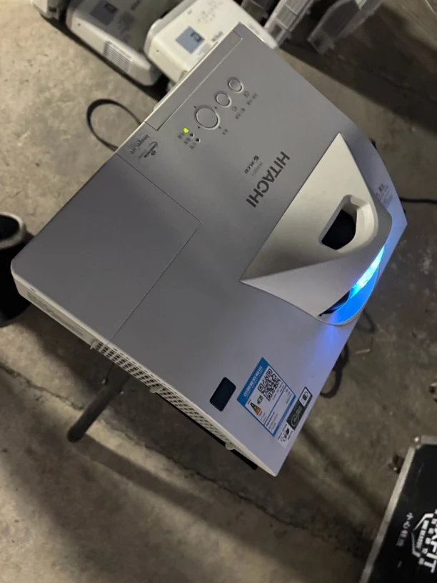 9新  二手 日立短焦投影仪 运费自理