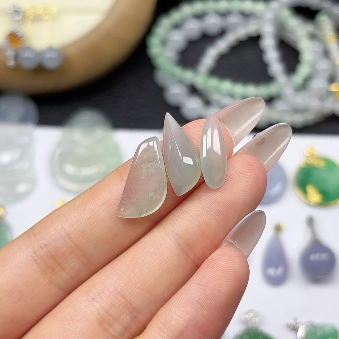 翡翠未镶嵌颈饰3个可打孔