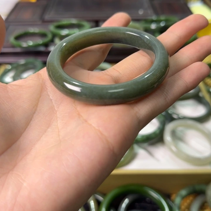 加***亚和田玉未镶嵌手镯