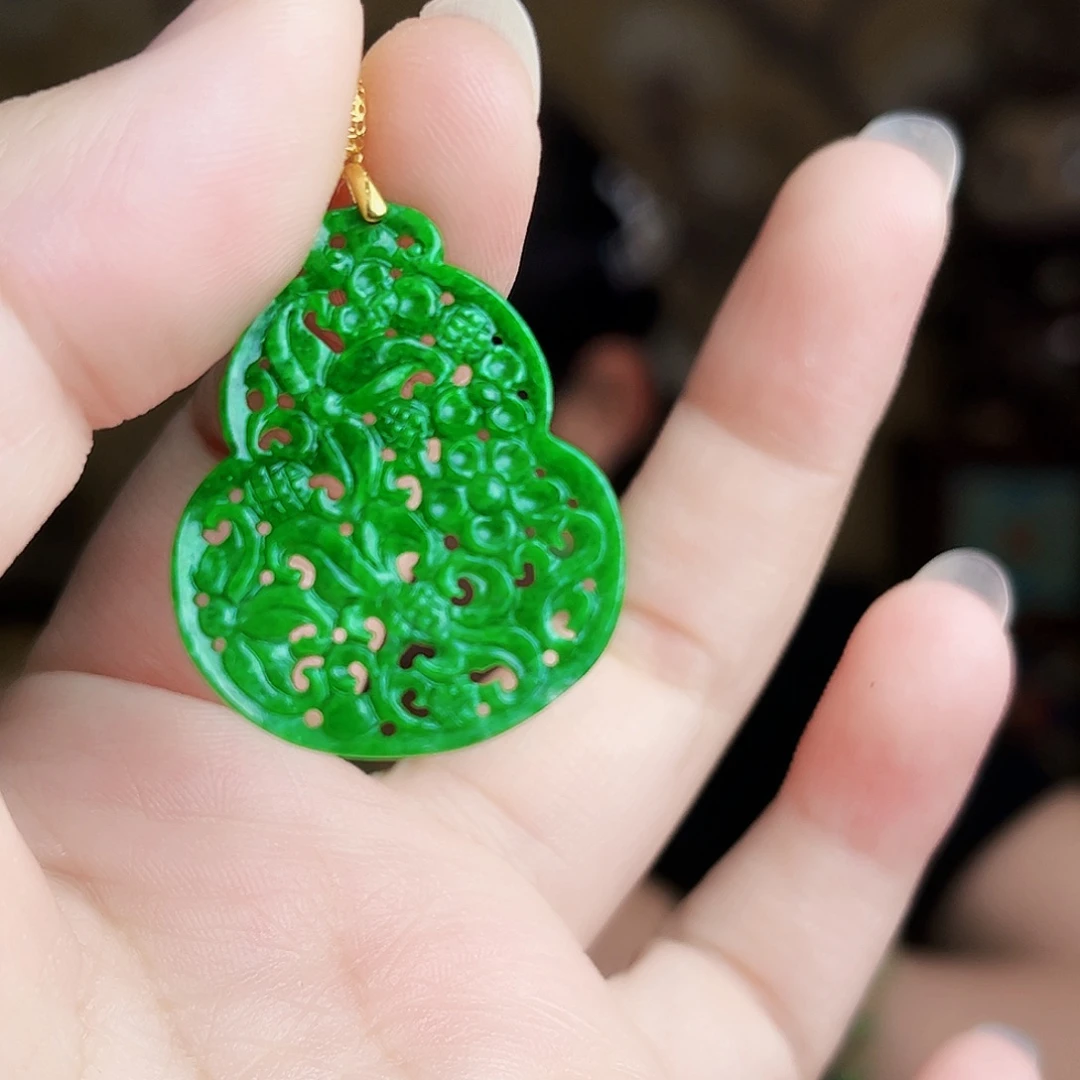 翡翠18K金镶嵌颈饰吊坠