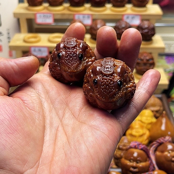 缘***冰吊坠橄榄核金蝉手球