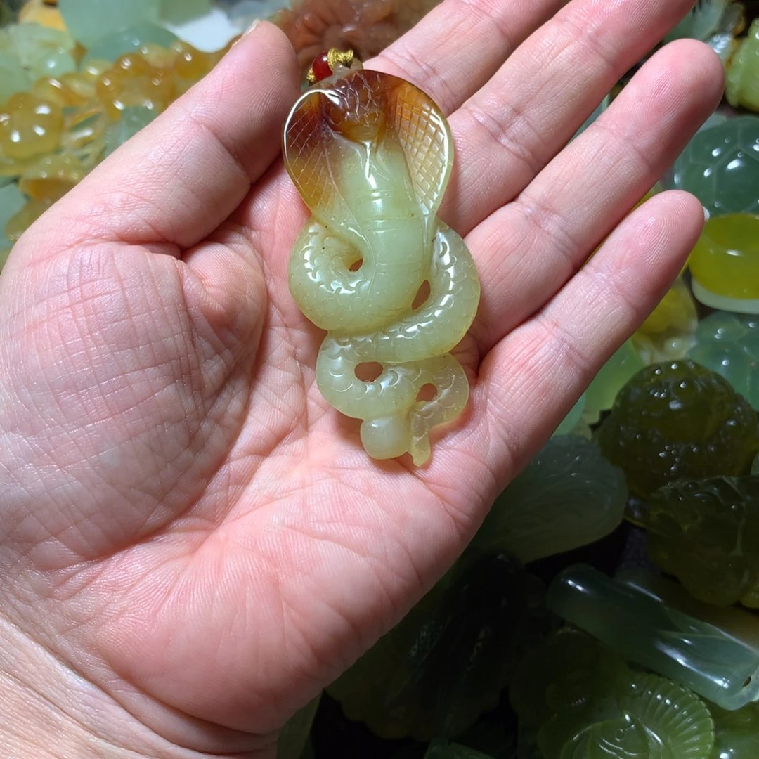 蛇纹石玉未镶嵌颈饰