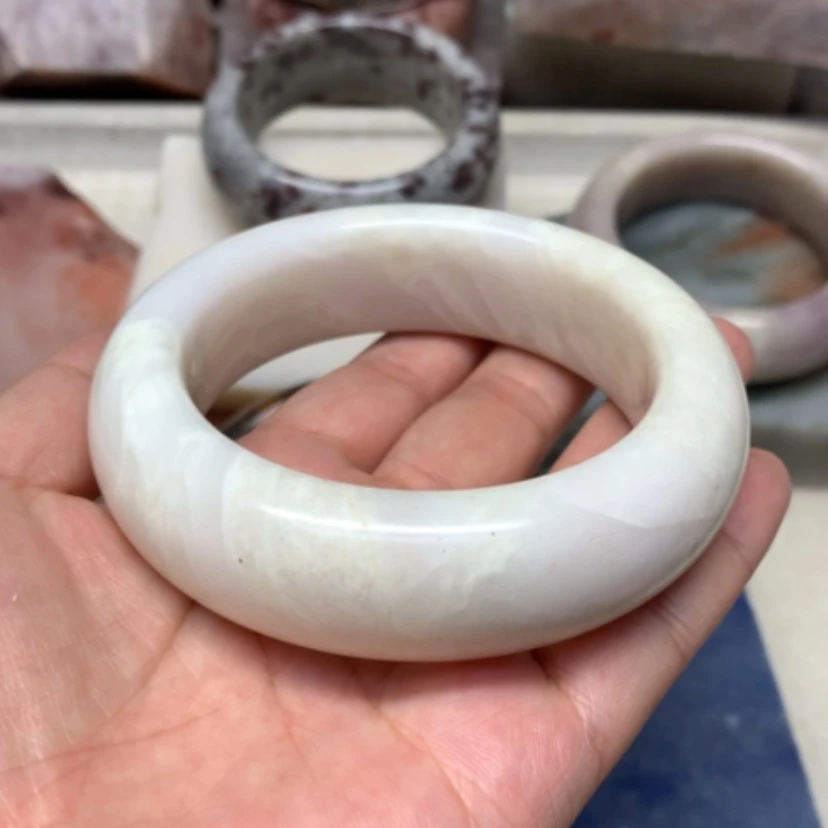 【闪购商品】未镶嵌手镯石英岩玉菜花