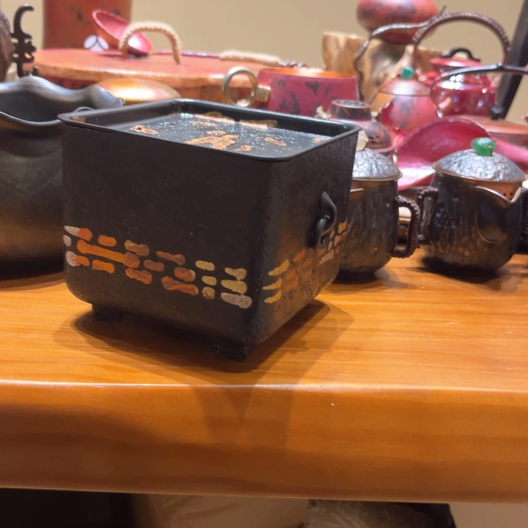 正方体彩铜壶承手工锻打工艺