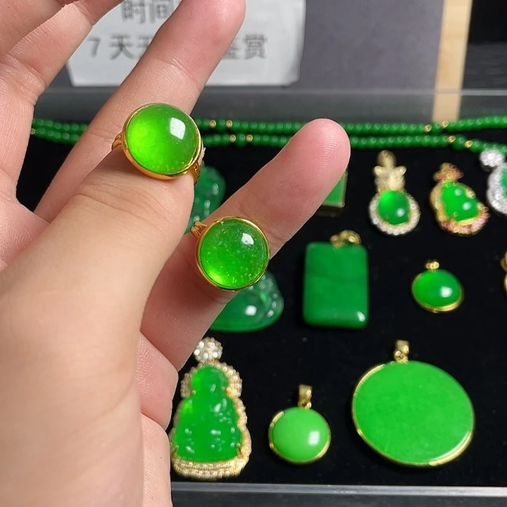 翡翠18K金镶嵌颈饰戒指圆灯泡