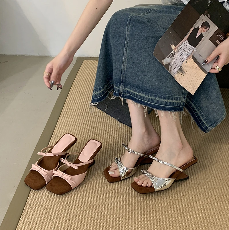 银色蝴蝶结坡跟凉鞋女夏季外穿2025新款方头凉拖鞋配裙子高跟拖鞋