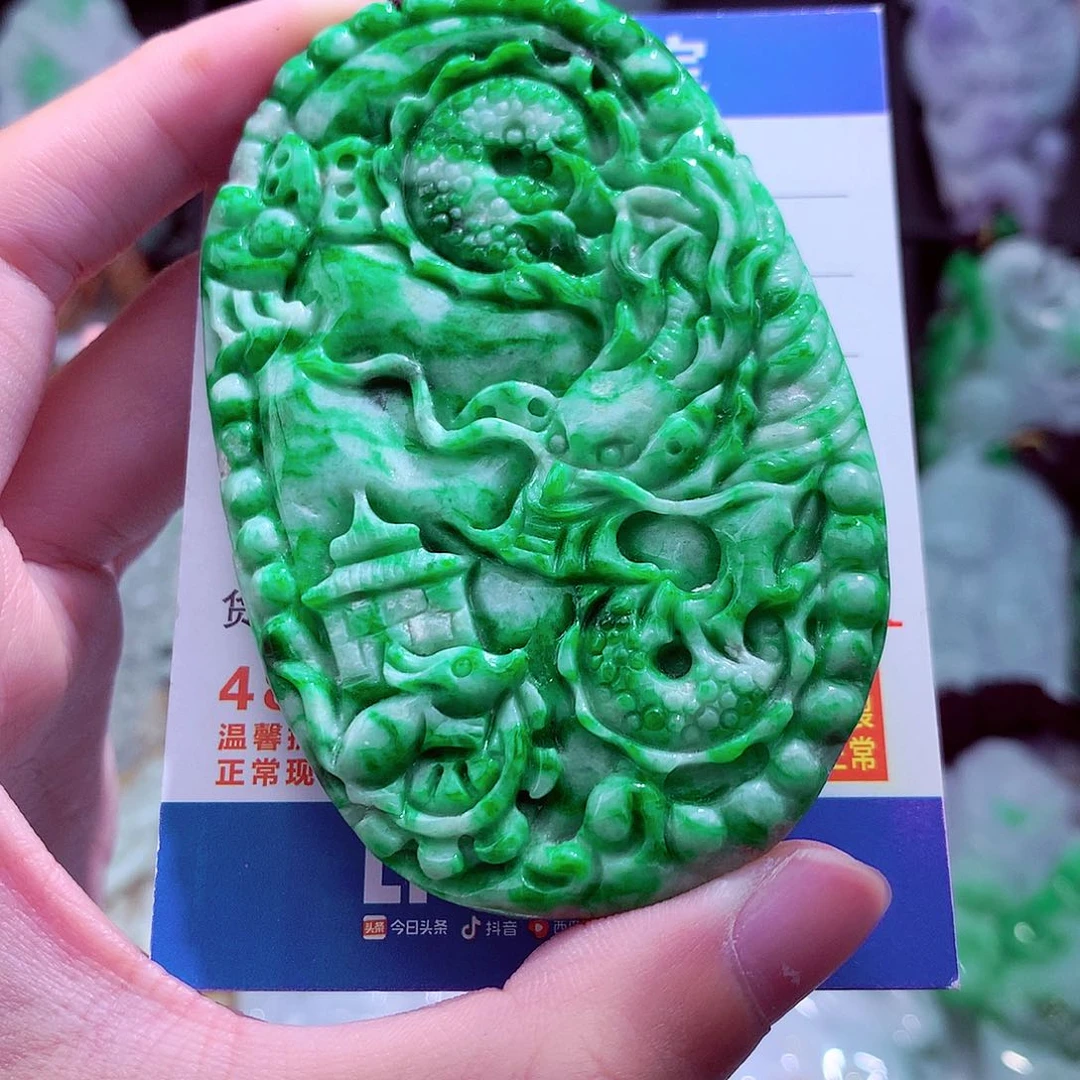 翡翠未镶嵌颈饰珠*霞挂件
