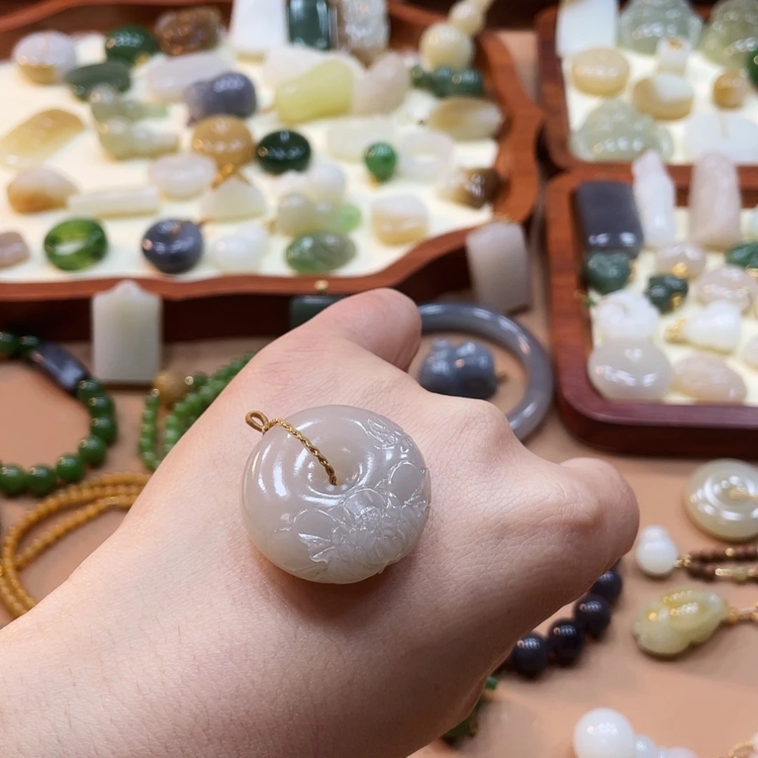 泡***虾和田玉未镶嵌颈饰