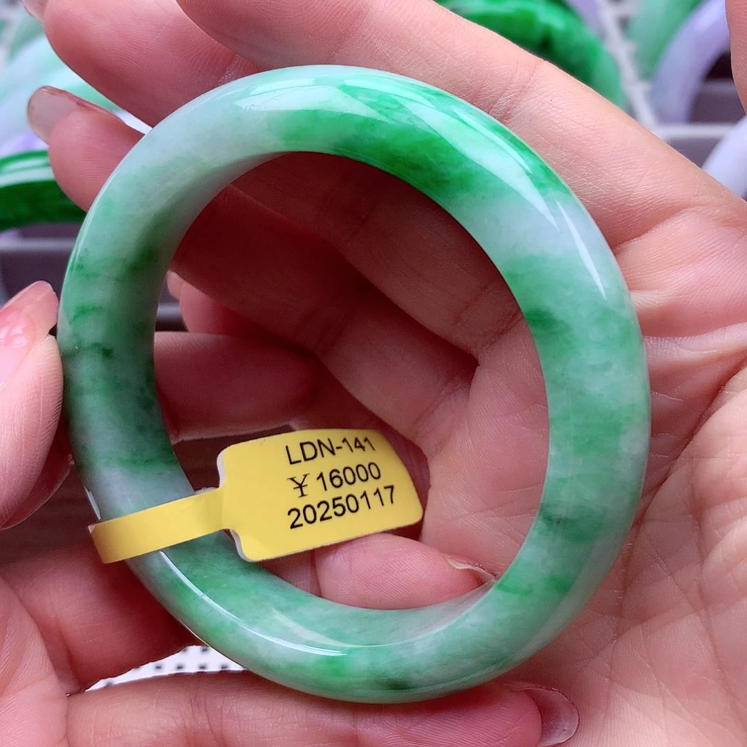 翡翠手镯未镶嵌翡翠